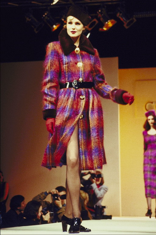 毛皮のコートの襟付きのカラフルな。 赤、ピンク、薄紫色の色調