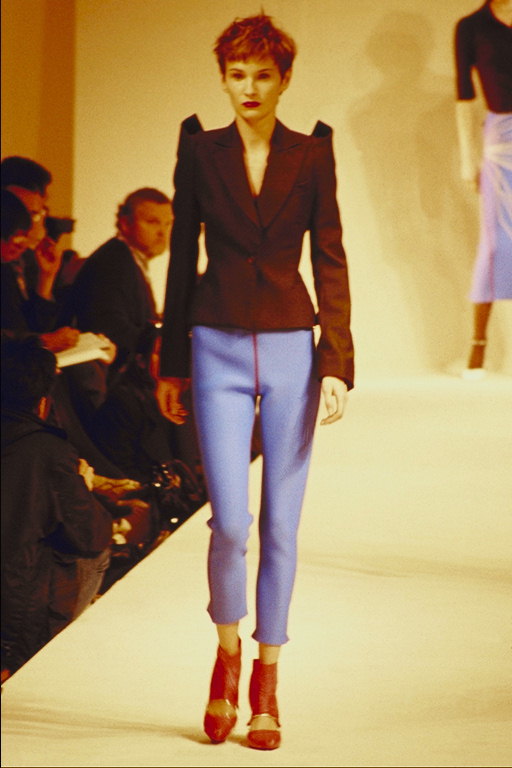 Короткие брюки синего цвета и пиджак с острыми плечами