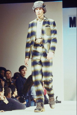 Mężczyzna prążkowany garnitur. Spodnie i kurtka z kieszeniami napowietrznych. Lekka kurtka