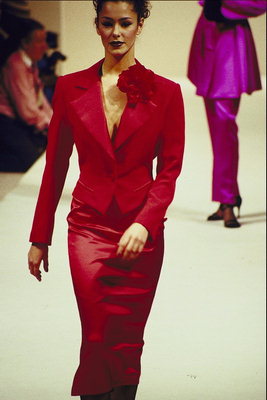 Σατέν φούστα κόκκινο χρώμα και μια σύντομη σακάκι