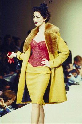 Μουστάρδα-χρωματιστό παλτό φούστα και ύφος. Red κορσές