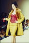 Hořčičná-barevný kabát a sukně v tónu. Červený korzet