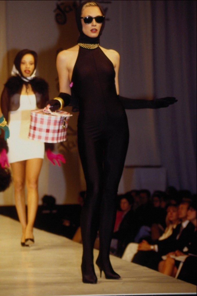 Uzskom garota em um longo vestido com ombros abertos