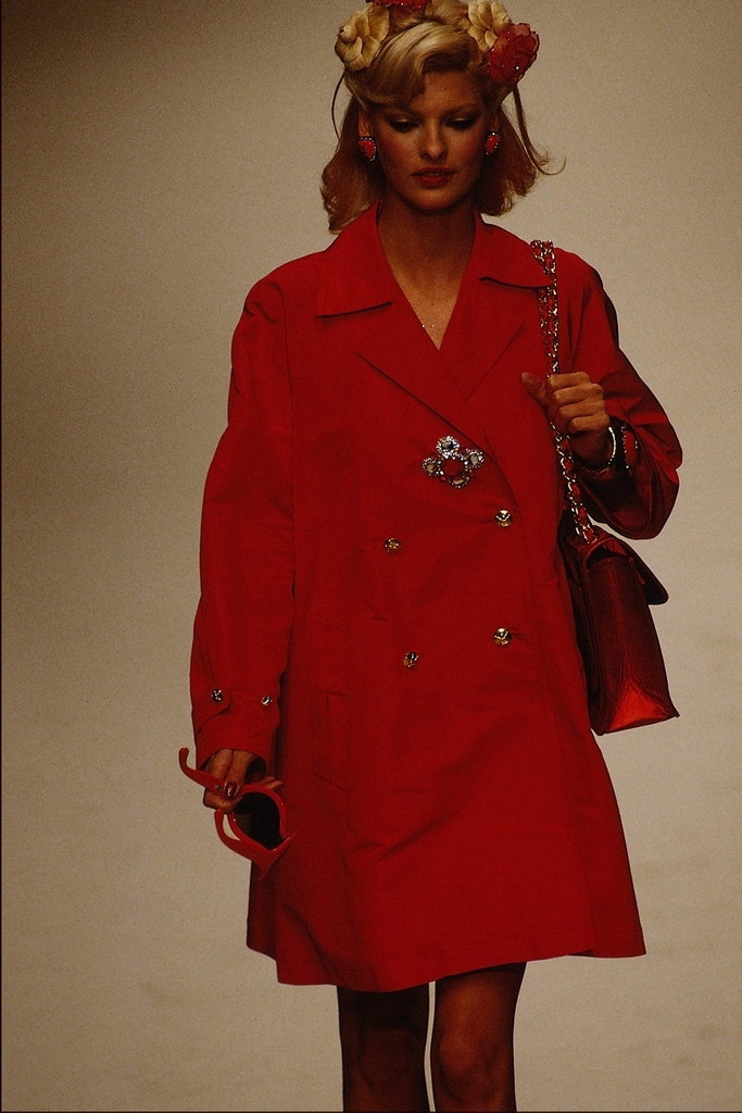 Punainen takki, jossa on neljä painikkeita