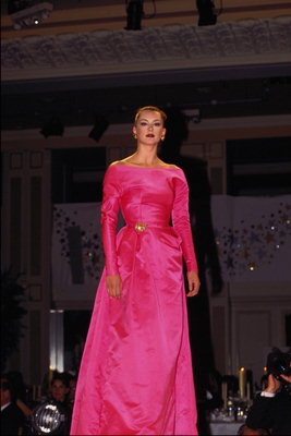 Ярко-розовое платье с брошью