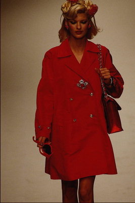 Rød frakke med fire knapper