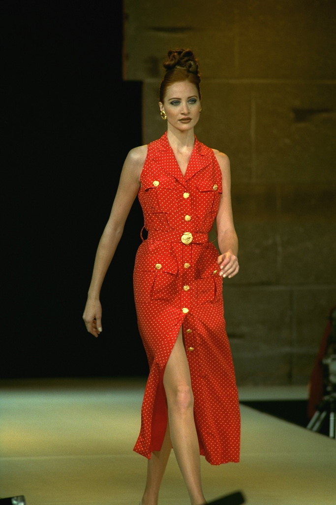 Хаљина за дугмад, са дометнут џепови. Црвено платно у малом бијелом грашак