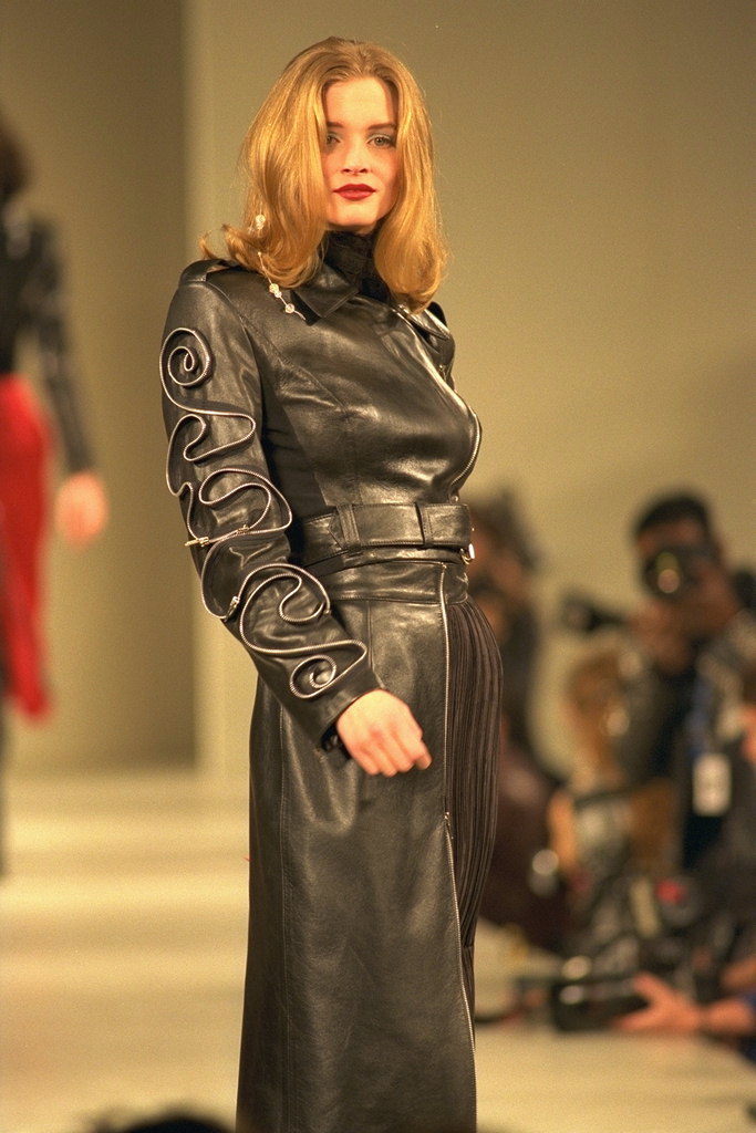 Kožený kabát s modely na rukávech