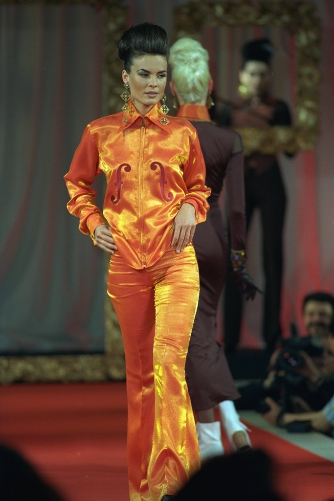 Атласный костюм оранжевого цвета. Рубашка на змейке