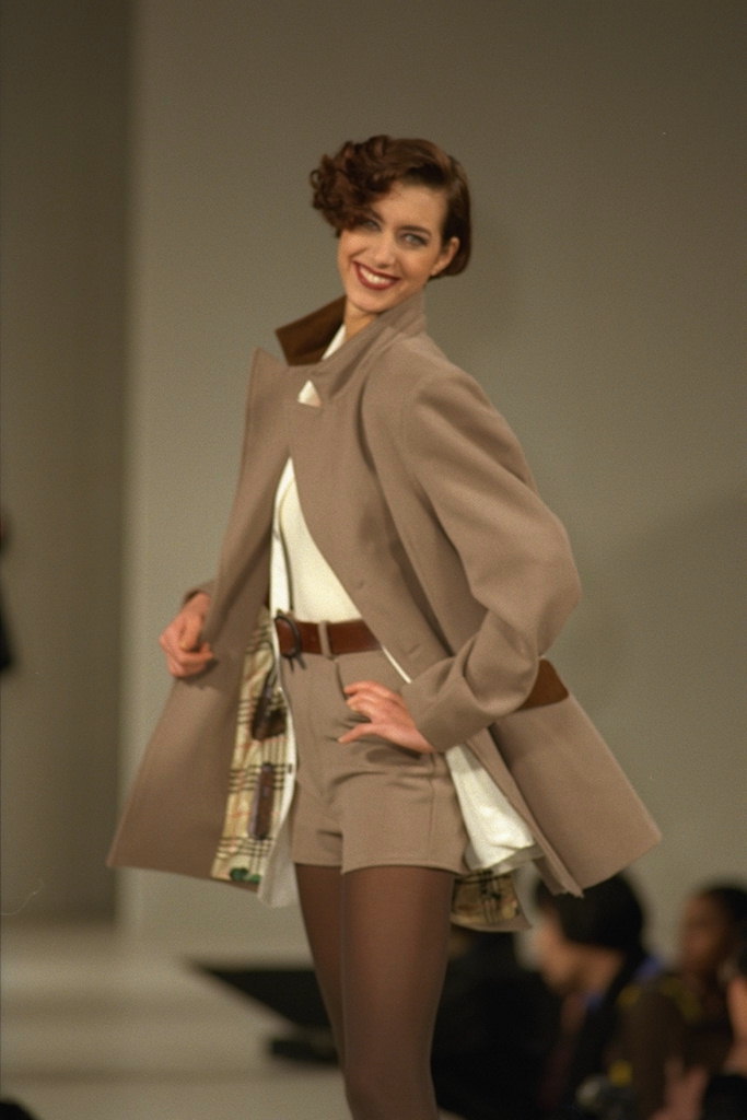 Короткое женское пальто  кофейного цвета