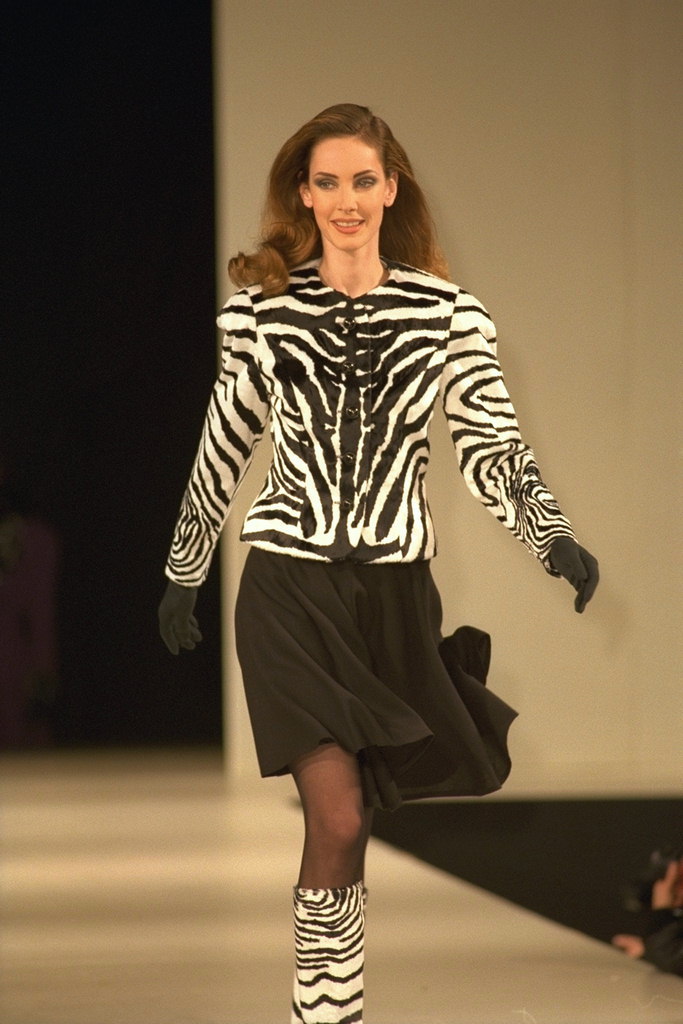 Η φούστα, σακάκι κουμπί στο μαύρο και άσπρο χρώμα