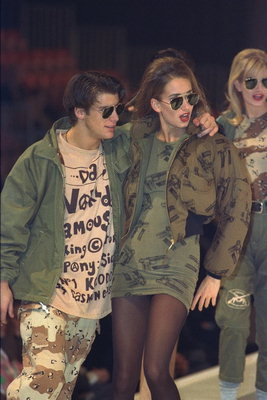 若者のスタイル。 女性のショートジャケット、ロングTシャツ