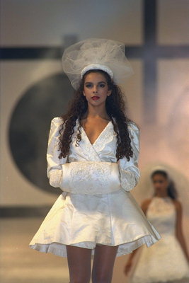 Corto vestido de novia bordado con abalorios