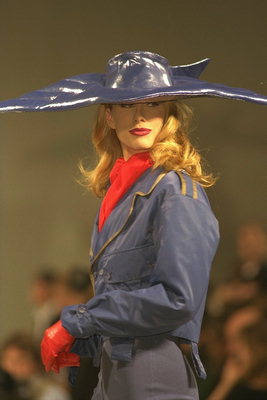 Кратка јакна у Снаке, шешир са широким ивицама