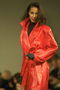 Červený kožený kabát na pás