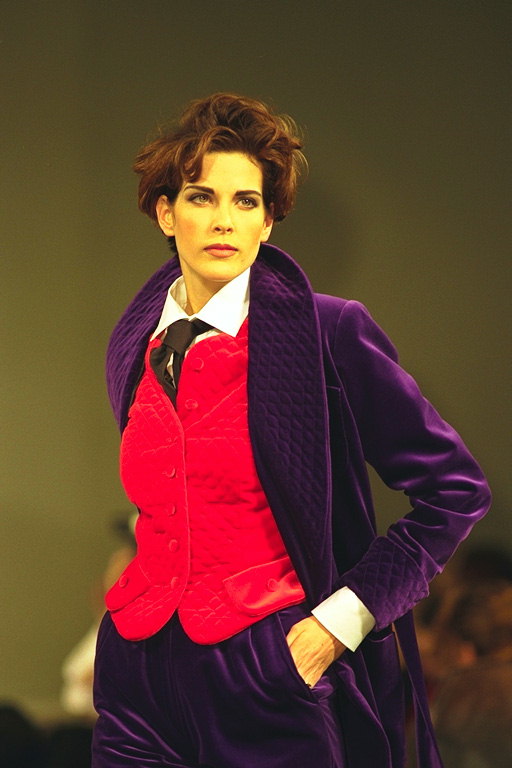 Фиолетовый бархатный костюм и красный жилет