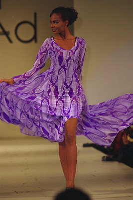 Letnia sukienka z szerokim płci kolor liliowy