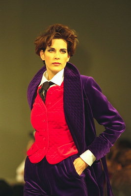 Viola vestito di velluto rosso e una giacca