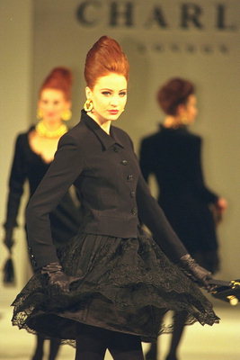 Čierne sako a sukňu z čipky