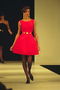 鲜明的红色礼服裙与葱郁