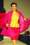 Малинового цвета полу пальто и красная юбка в сочетании с жёлтым пиджаком