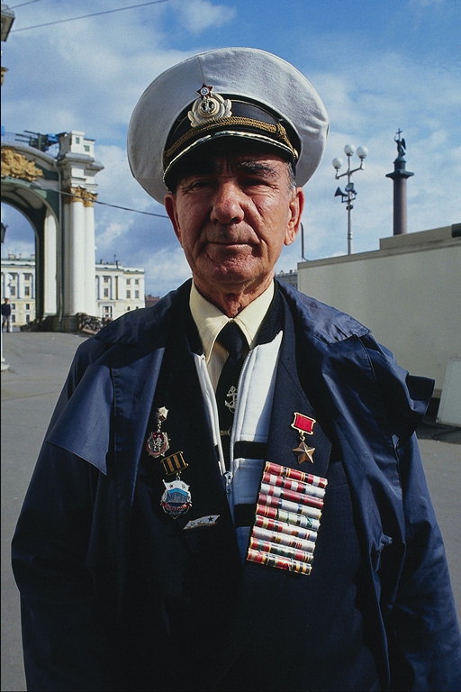 Jubilados oficial de la Armada, con órdenes y medallas de la Unión Soviética Héroe