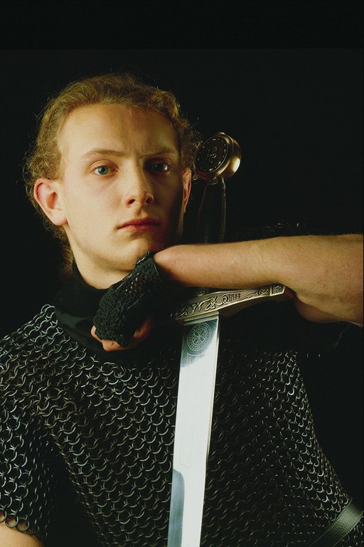 Un giovane cavaliere nella mail, con una spada