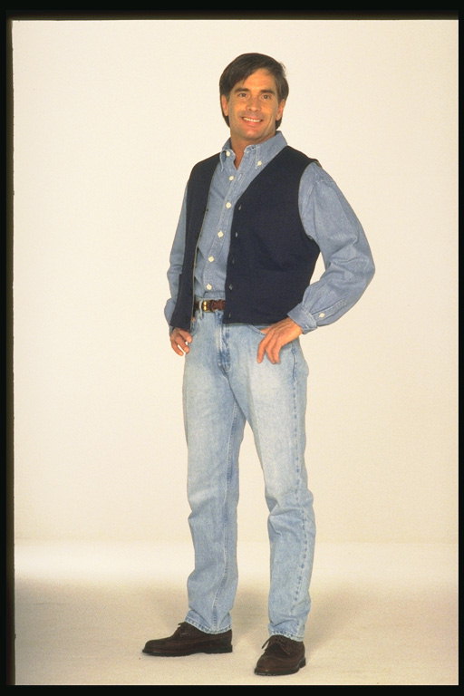 En ung man i jeans och zheletke