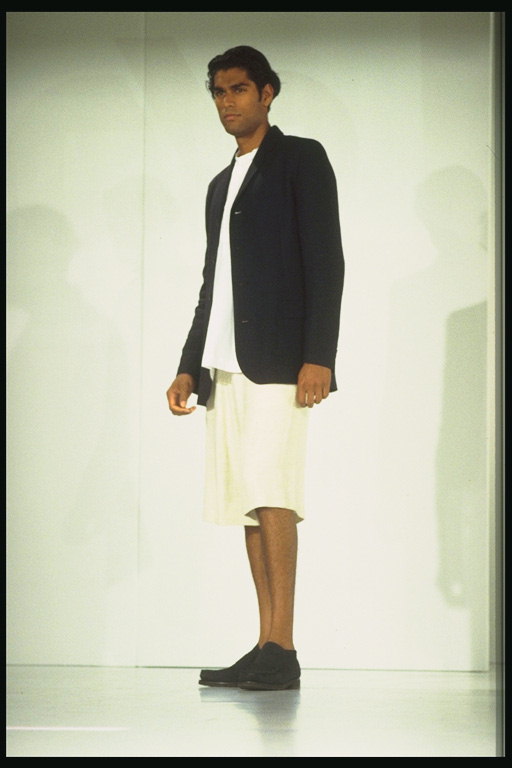 Egy fiatal férfi rövidnadrág