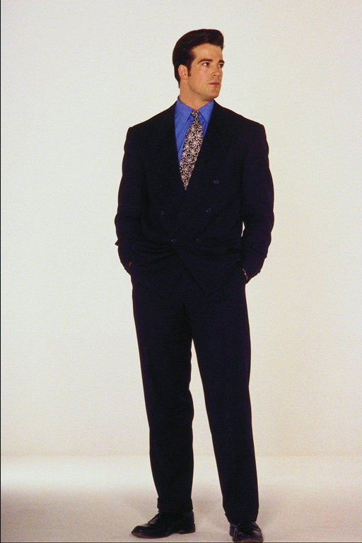 Młody mężczyzna w czarnym garnitur i niebieską bluzkę