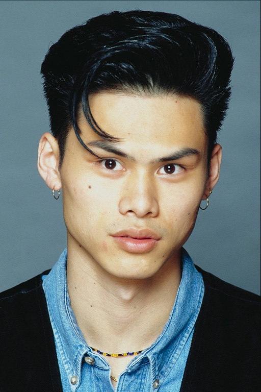 Ein junger Mann mit Ohrringe im Ohr