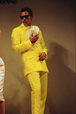 Un home nun vestido amarela
