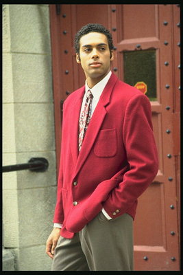 Ein junger Mann im roten Mantel