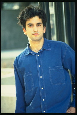 Egy fiatal férfi kék ing