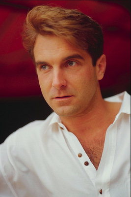 Photo portrait of a man in a white shirt