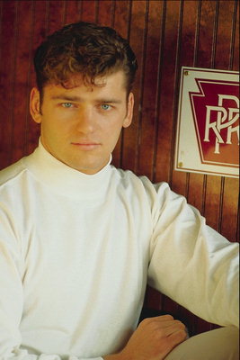 Un giovane uomo in un maglione bianco