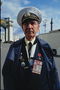 Důchodci důstojník námořnictva s příkazy a medailí, které sovětská Hero