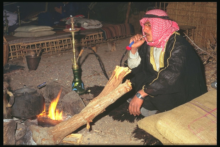 Arapski. Čovjek s hookahs