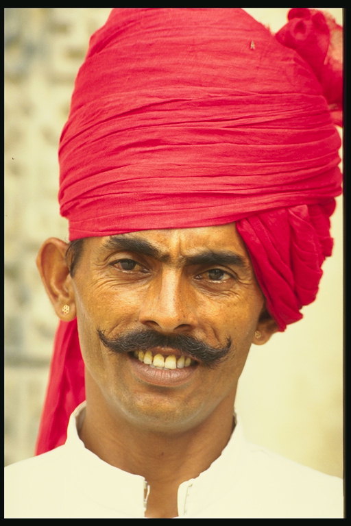 Muž v růžové turbany
