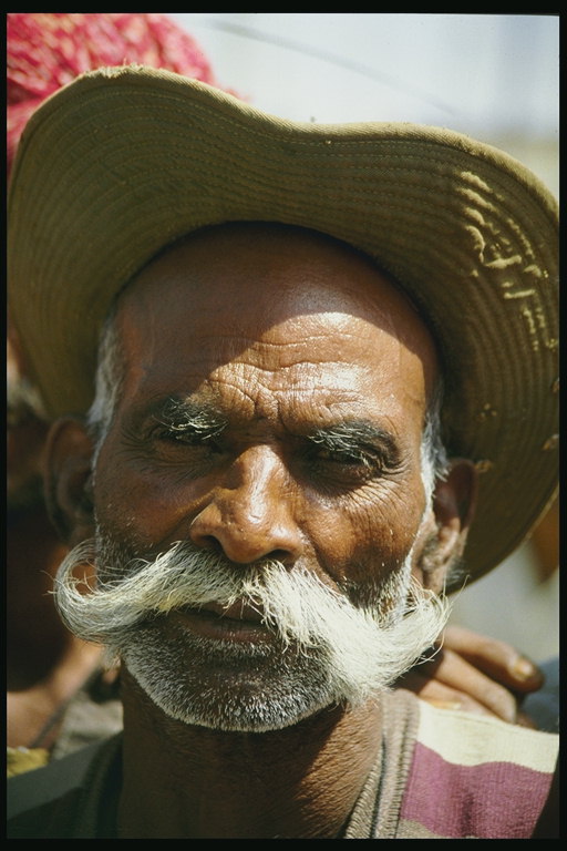 Một người đàn ông với một mustache sedymi