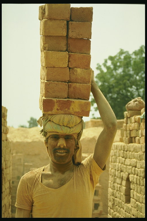 En mand med en mursten på hovedet