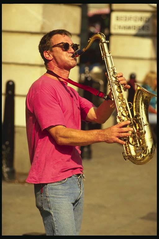 Človek z zlatim Saksofoni