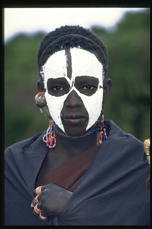 Maska s bielou farbou na tvár človeka