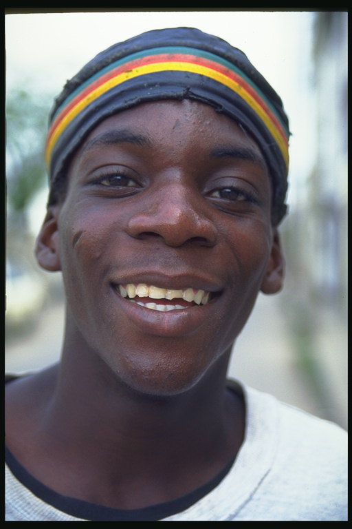 African American. Man in cap färg
