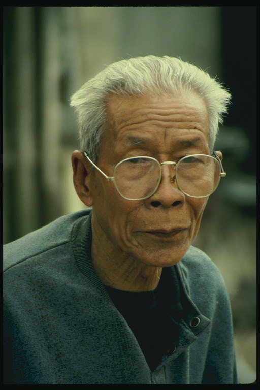 En mann med briller. Koreansk