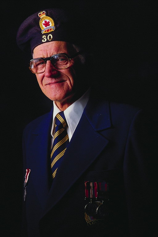 Een man in militair uniform met onderscheidingen