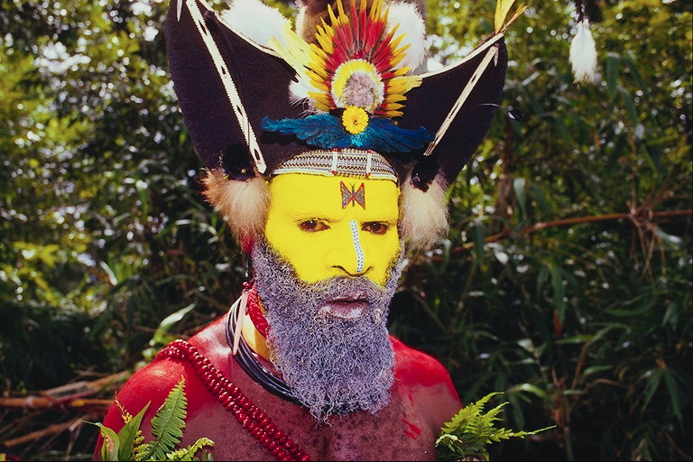 Một người đàn ông trong một ritual mask và bản vẽ trên cơ thể