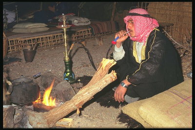 Arab. Muž s hookahs