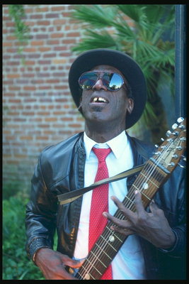 Musician. Một người đàn ông trong một jacket da và một hat