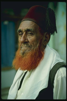 Starší muž s bradkou žiarivo červená